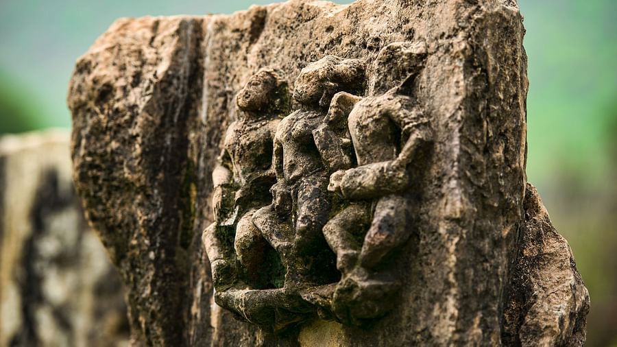 A wall with beautiful carvings in Neelkanth temple