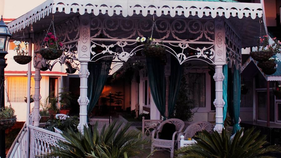 outside view of hotel mount view, best hotels in dalhousie 5