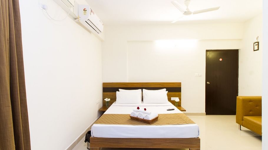 Premium Queen Room with Kitchenette The Sanctum Suites in Whitefield 4