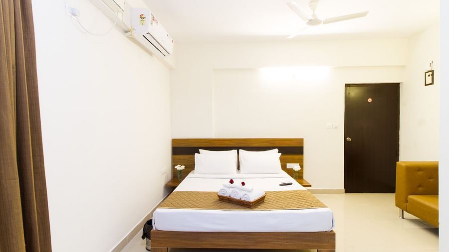 Premium Queen Room with Kitchenette The Sanctum Suites in Whitefield 4