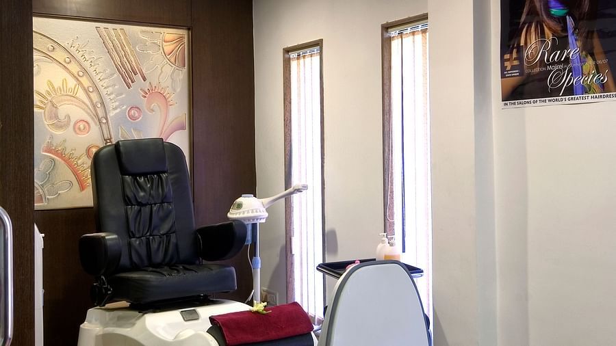 a salon chair - Mayfair, Rourkela