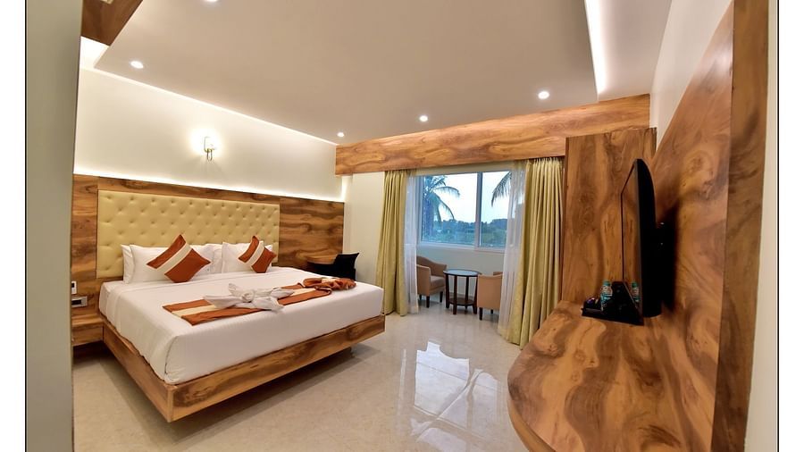 superior room with queen size bed and a closed balcony covered with curtain 2- Royal Lotus View Resotel