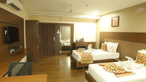 Twin bed room