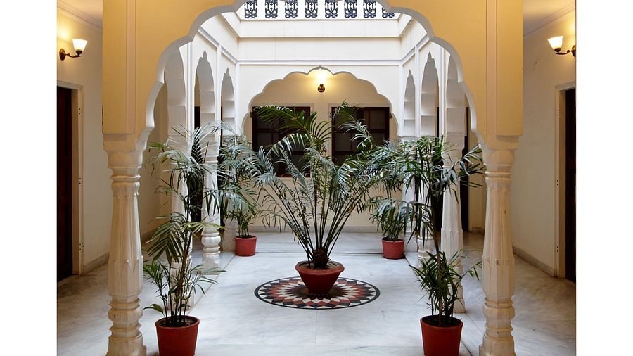 An open courtyard with a potted plant in the centre - Mandawa Haveli, Jaipur