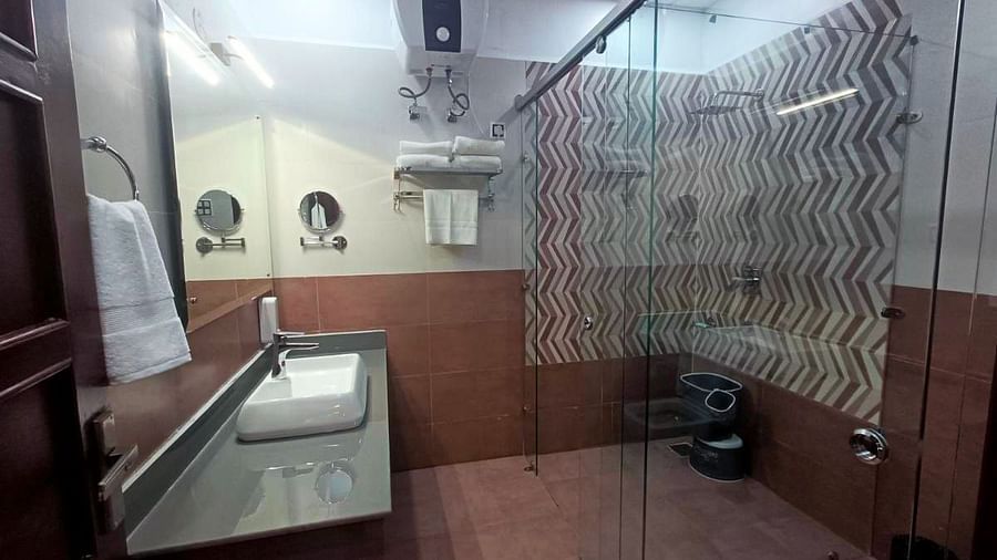A bathroom at DLS Naturetrinket Resort featuring a sink and a shower area.