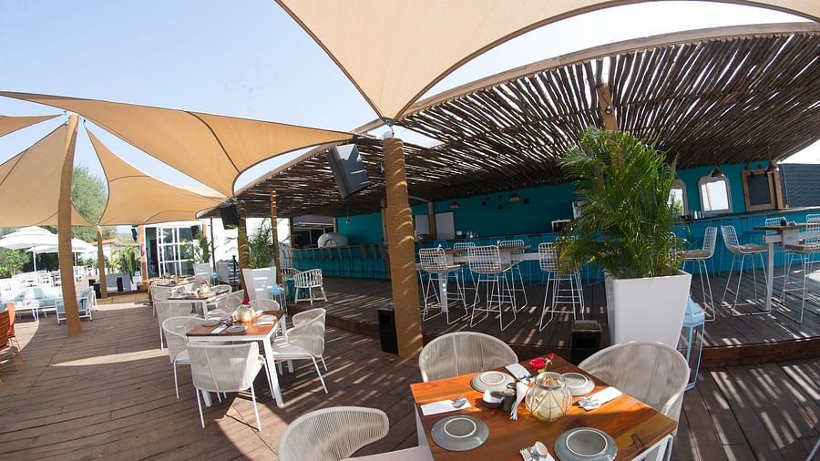 Restaurant in Morjim, Living Room Beach Resort 3