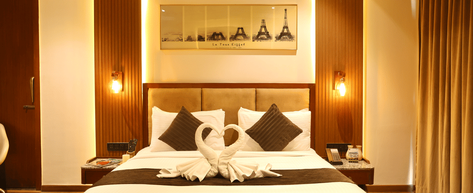 Premium Room, Bed beneath the framed skyline print