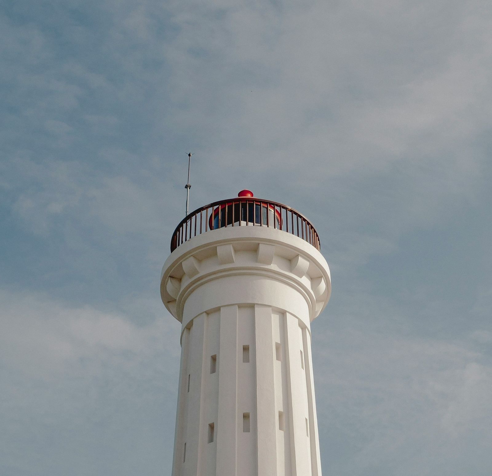 An overview of the lighthouse in pondicherry as seen from below
