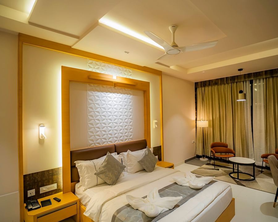 Studio With Breakfast room with a plush double bed.