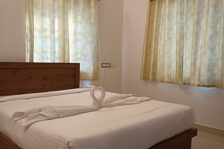 alt-text A double bed at One Bedroom Apartment at le poshe luxury