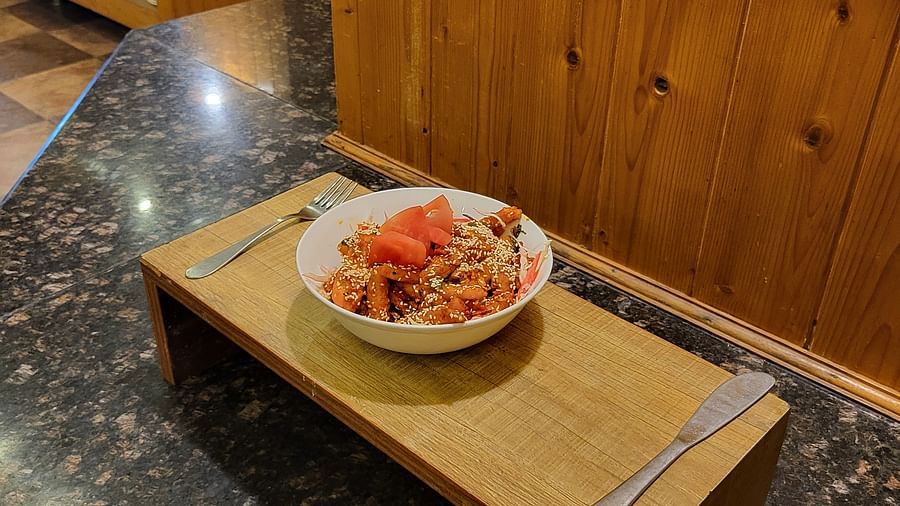 Side angle of a salad bowl placed on a wooden tray at Dagshai Manor Kasauli - Inde Hotels.