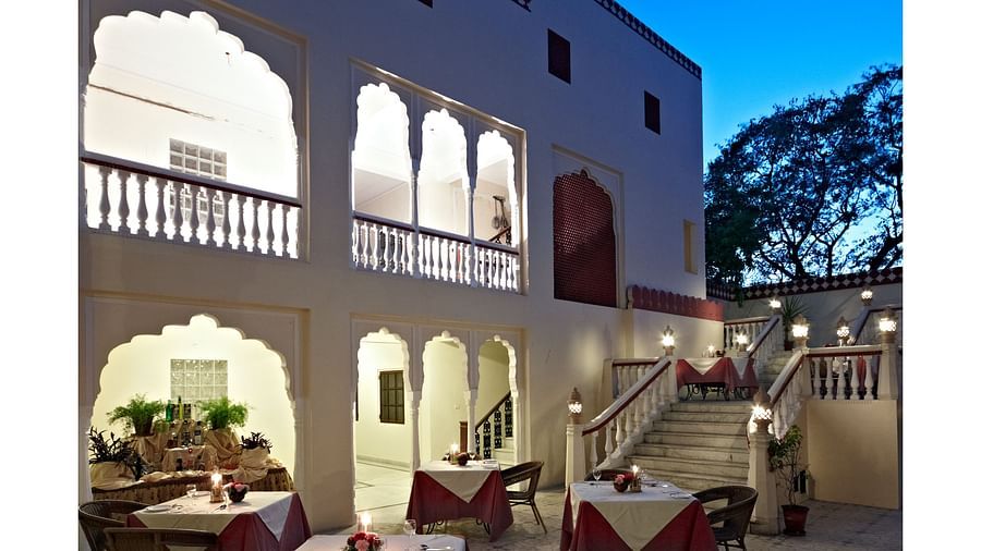 Outdoor seating in the courtyard at anada restaurant - Mandawa Haveli, Jaipur