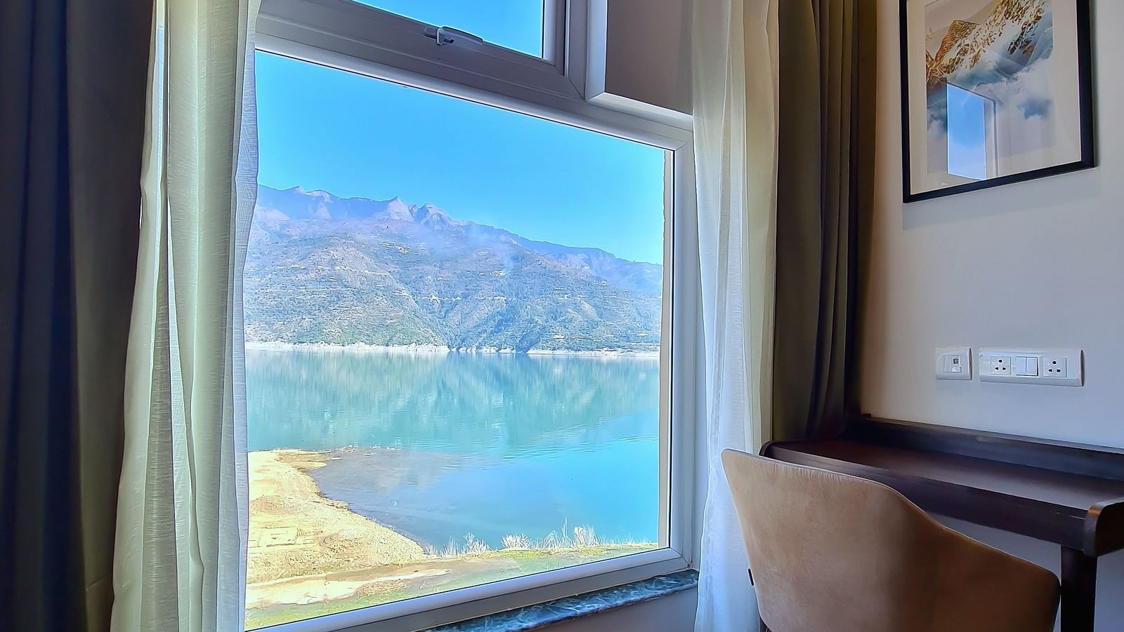 Premium Rooms with Lake View at Hotel Le ROI Lake View Koti with a beautiful view from the window next to the plush bed6