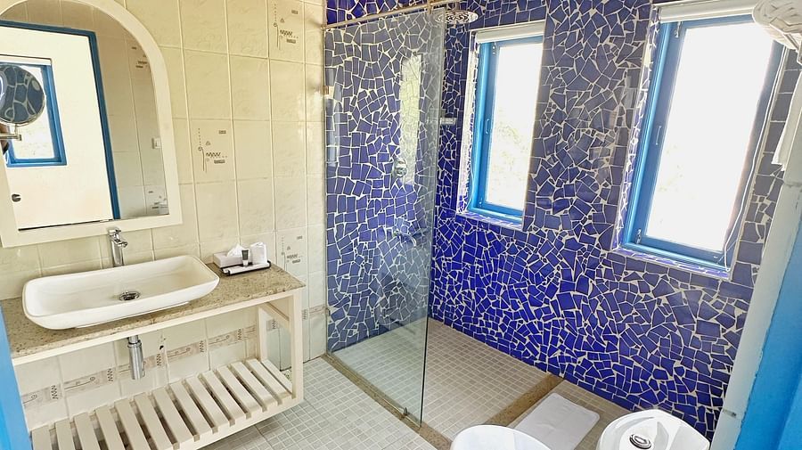 Overview of the bathroom with shower area in one of the rooms at Azalea By Stone Wood Premier, Orlim
