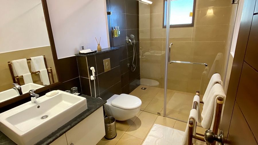 Guest Room Bath4
