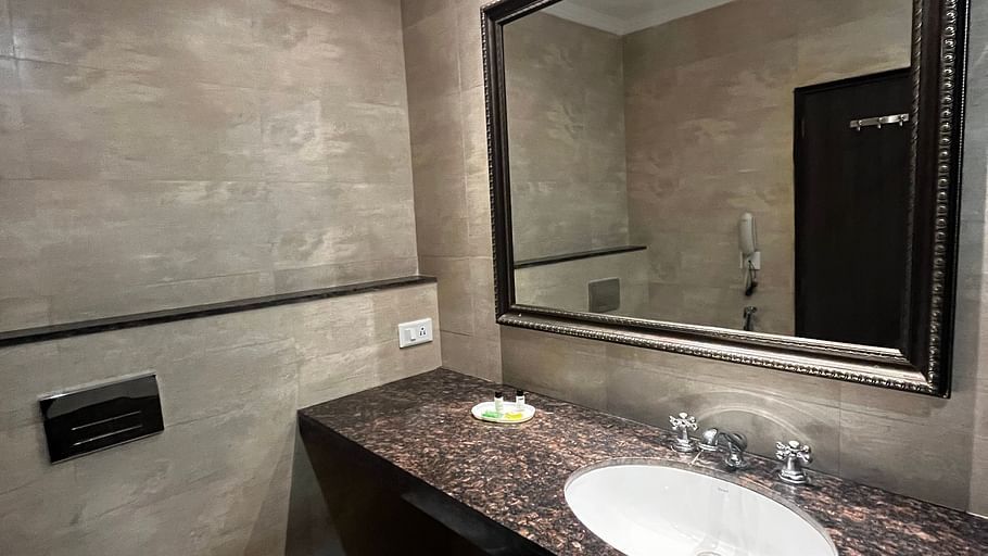 403- toilet wash basin
