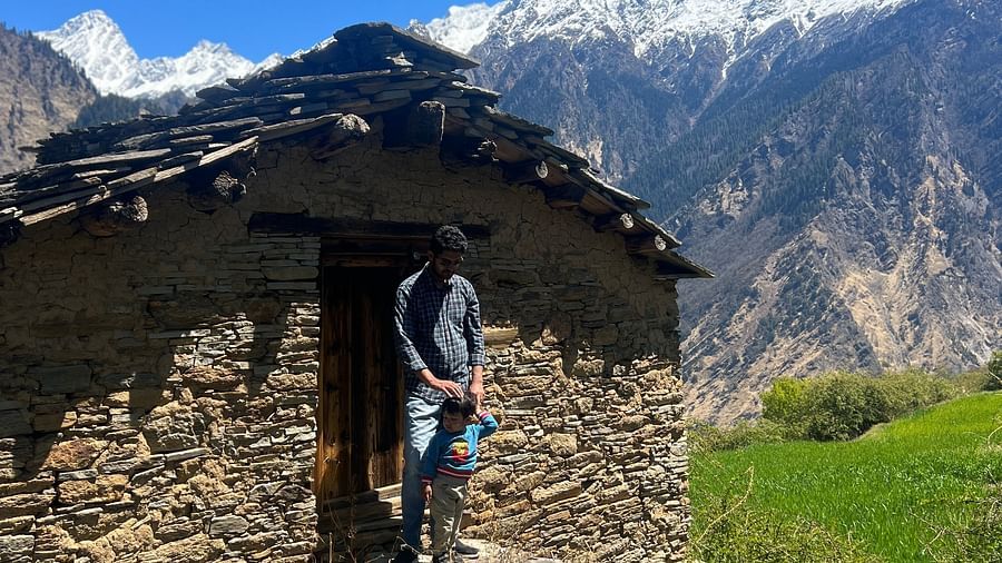 Image of a stonehouse with stone stairs and mountians in the background | Faraway Cottages, Auli