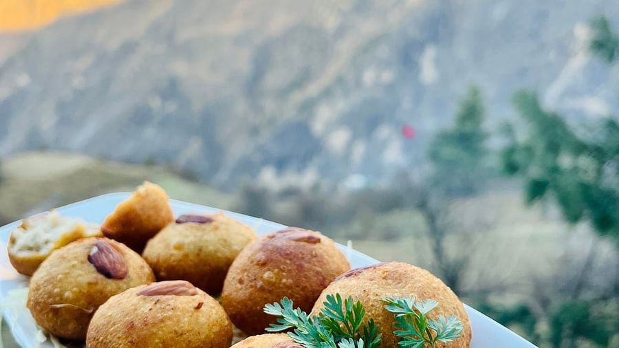 Image of snacks on a plate with a onions on the side | Faraway Cottages, Auli