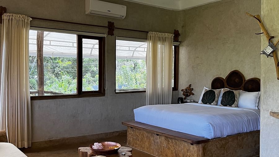 Luxurious Amberjack Room, 350 sq. ft., with a king-size bed and diwan, ideal for families or small groups.