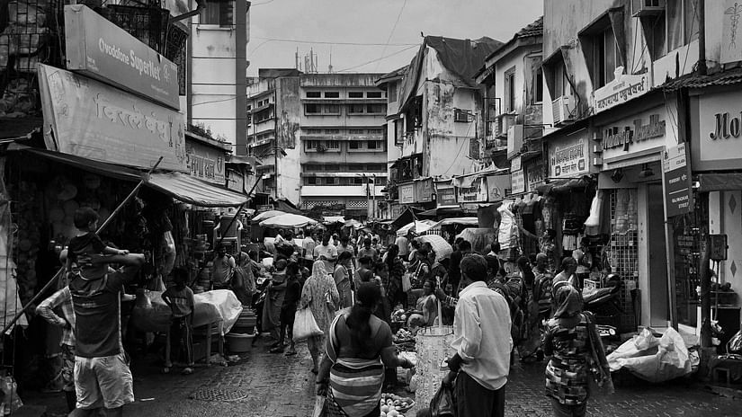 A black and white image of people crowding at the Mumbai market