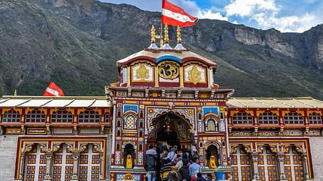 Image of people going inside Shree Badrinath Temple | Faraway Cottages, Auli
