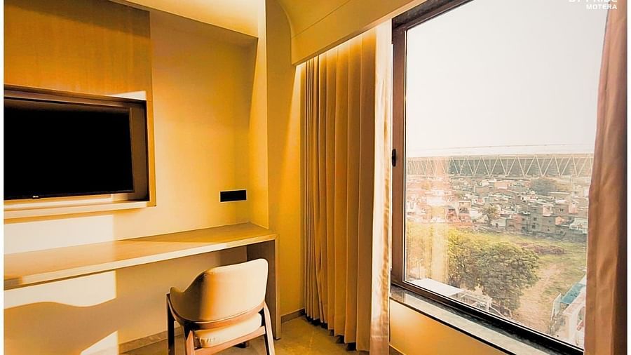 a room featuring a huge window with bright city views - Biznotel by Pride, Motera
