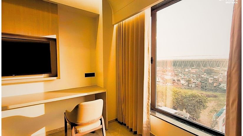 a room featuring a huge window with bright city views - Biznotel by Pride, Motera