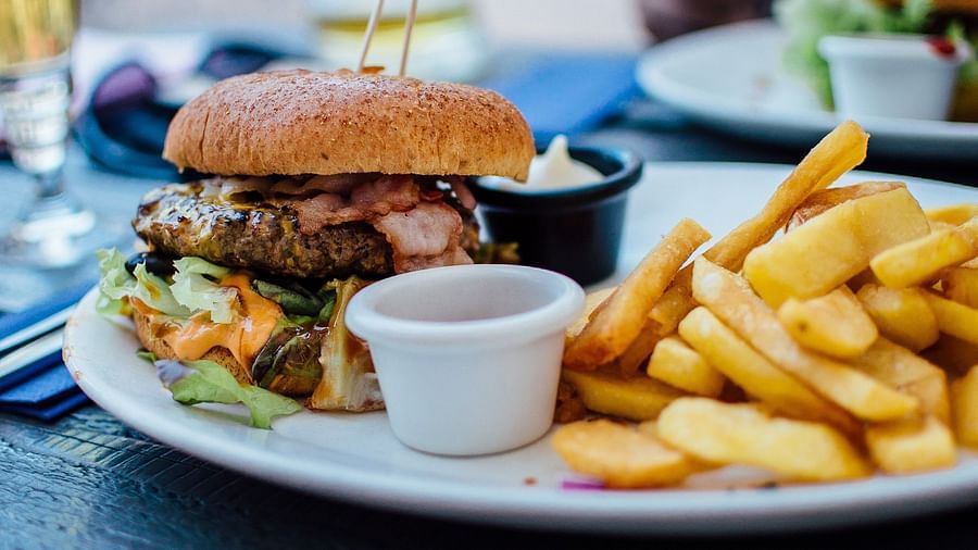 burger-chips-dinner-70497