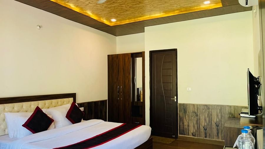 Luxury Cottage with a large bed at DLS MJ River Resort, Rishikesh.