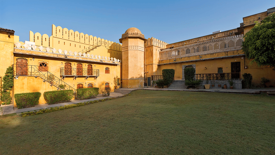 gogunda-palace-meetings-events-champa-lawns-05