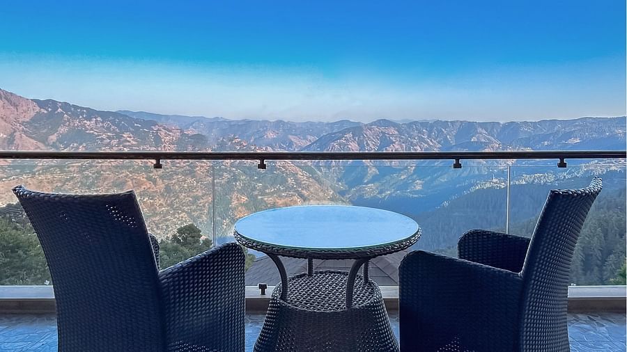 Balcony seating with panoramic views of the Himalayas at Aranya Retreat, Mashobra – perfect for serene mornings