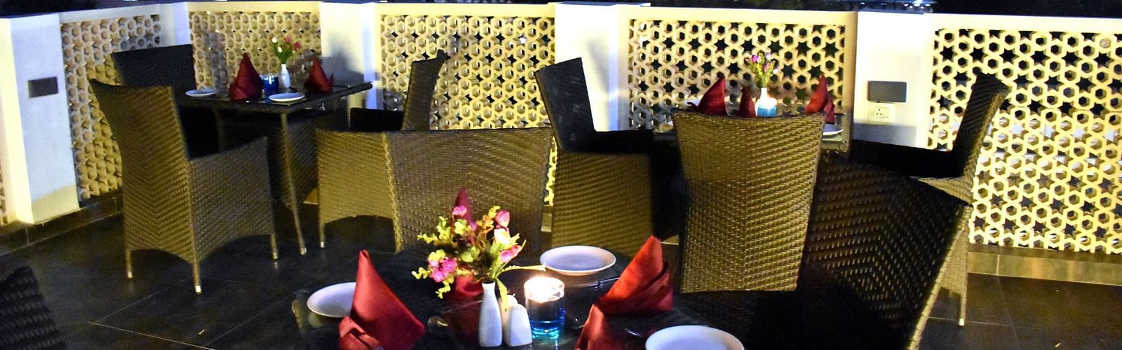 outdoor dining at the comfort inn sapphire, jaipur