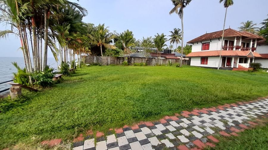 Lawn and facade - Doves Goldfieldd Lake resort