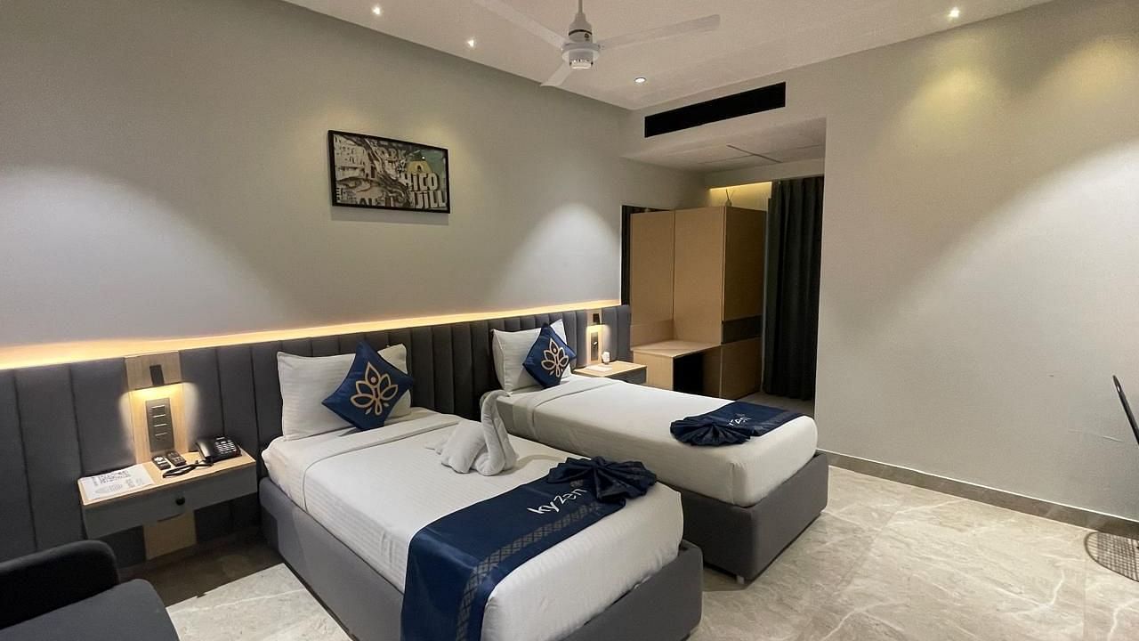 Suite with stylish decor and twin beds at Hotel Kyzen HiTech City – Your Zenly Stay