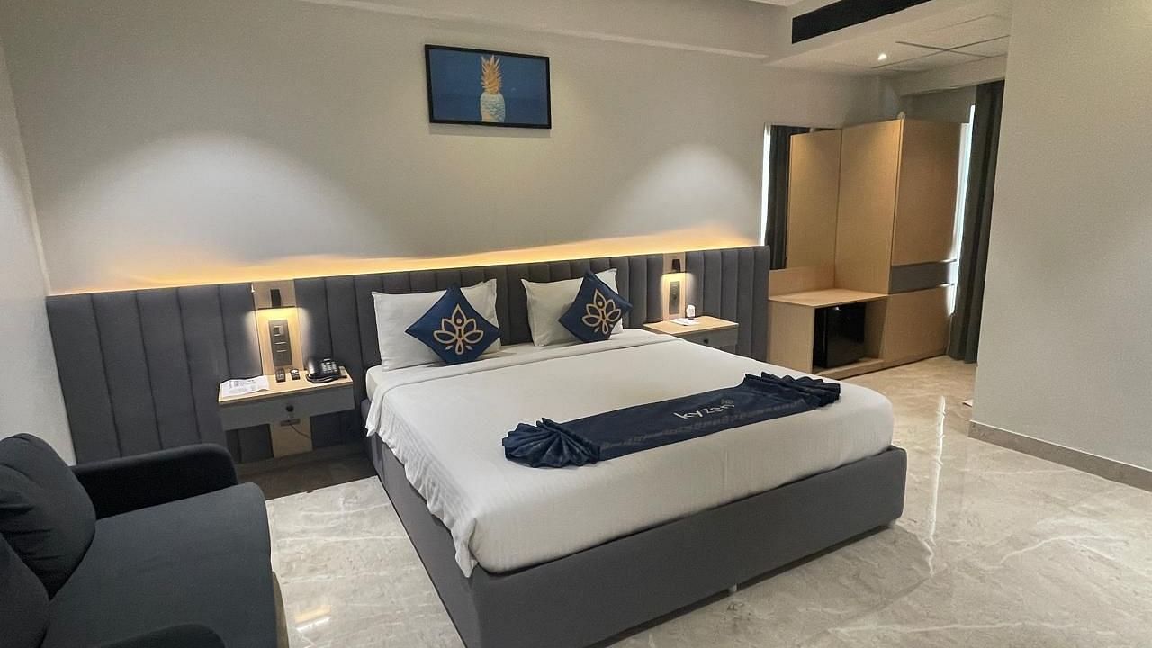 Suite with a large bed, modern bedside lighting, and furnishings at Hotel Kyzen HiTech City – Your Zenly Stay