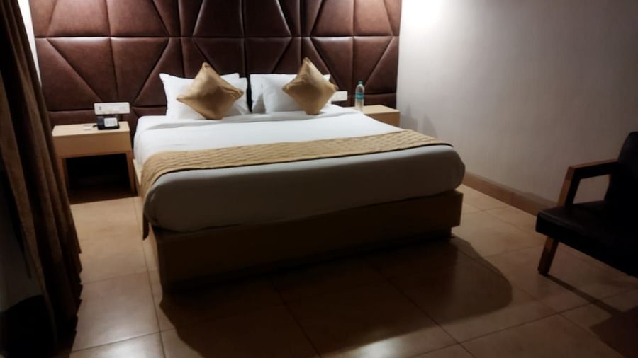 view of king size bed of Family Room at Cholaa Dynasty, Kumbakonam