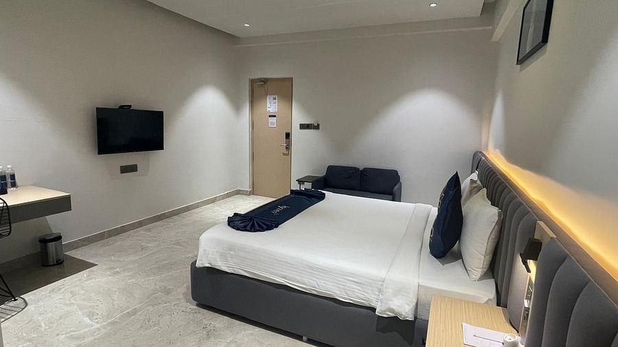Suite with king size bed and soft lighting  on the headboard at Hotel Kyzen HiTech City – Your Zenly Stay