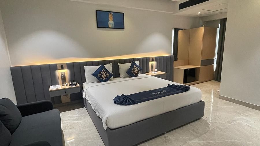 Suite with a neatly arranged king size bed and side tables at Hotel Kyzen HiTech City – Your Zenly Stay