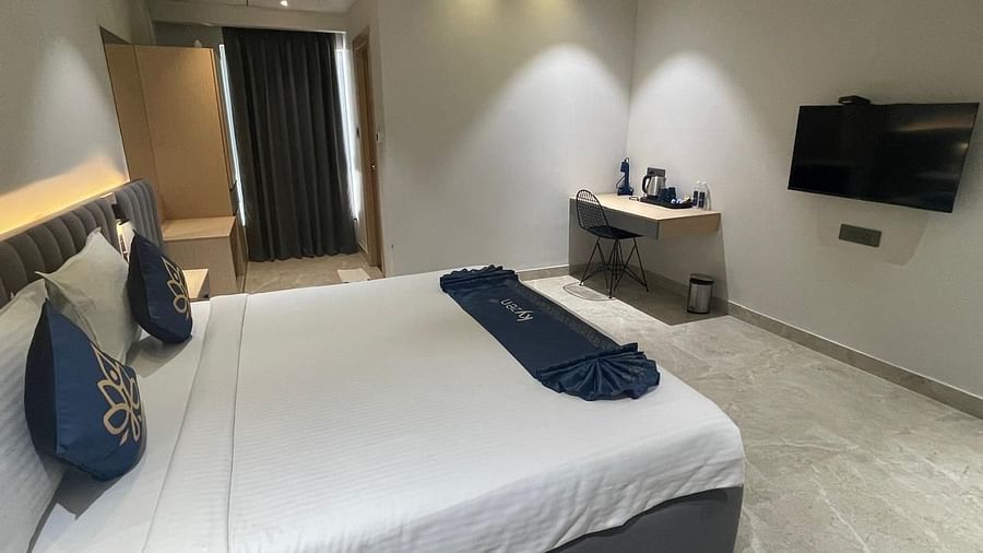 Suite featuring a king size bed and TV at Hotel Kyzen HiTech City – Your Zenly Stay