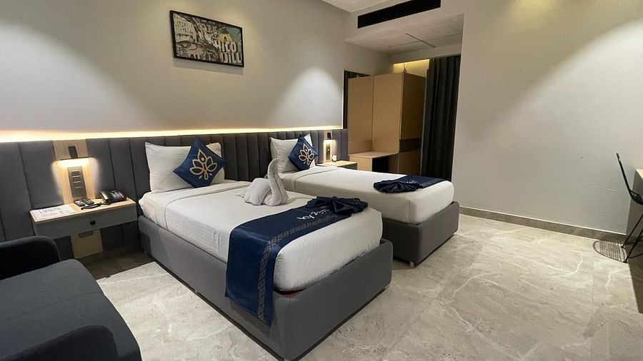 Suite featuring twin beds and contemporary decor at Hotel Kyzen HiTech City – Your Zenly Stay