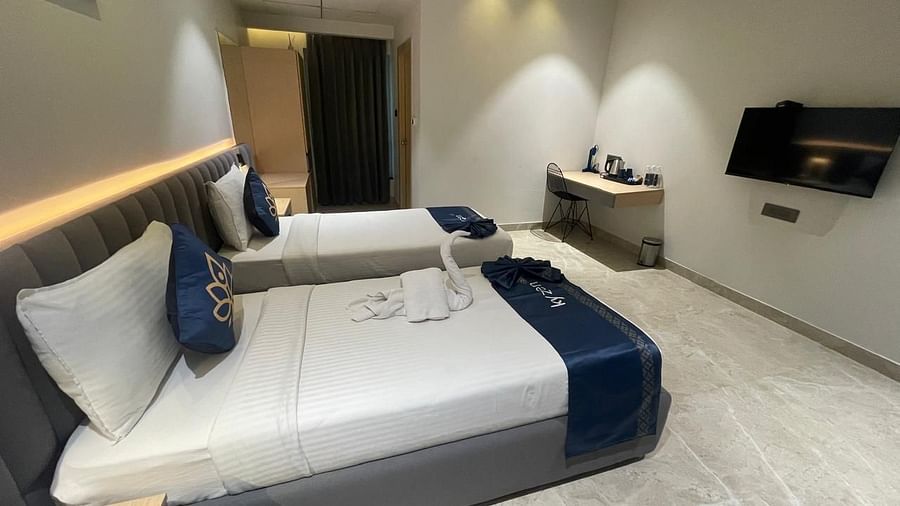 View of a cosy suite with twin beds and a minimalist design at Hotel Kyzen HiTech City – Your Zenly Stay