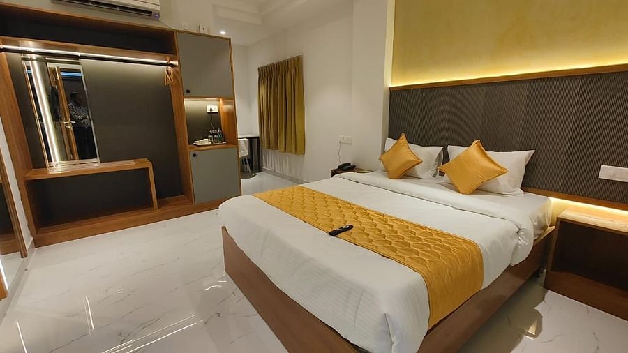 A view of the large bed at the Hotel La Premier