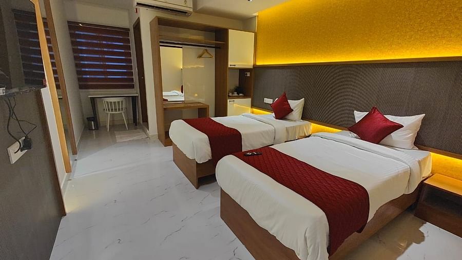 A side of room between beds at the Hotel La Premier