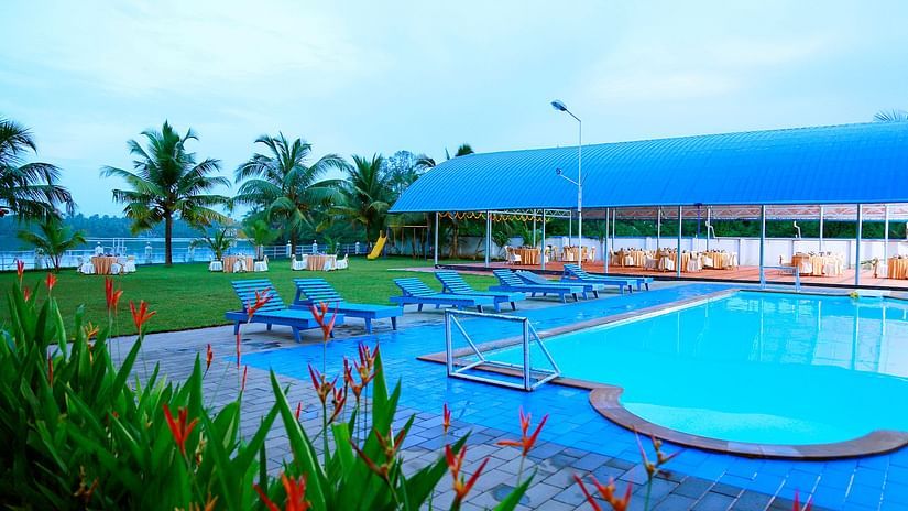 Renai Blue Waters Cherai Resort 11