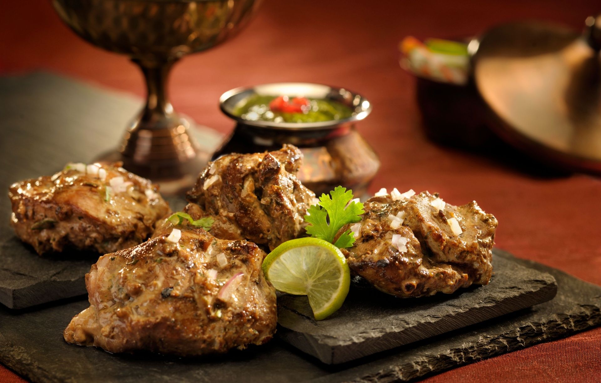 Chicken morsels roasted with spices in a clay oven.