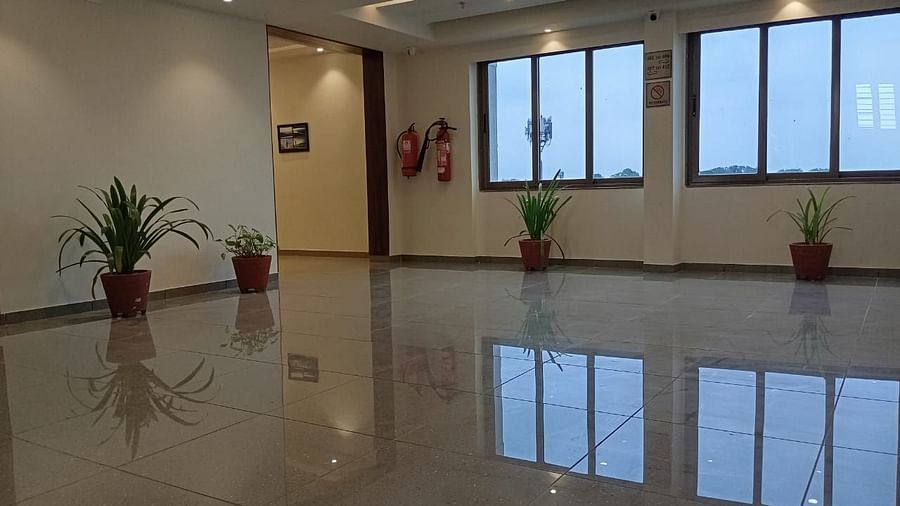 Foyar1 - Two big glass windows and their reflection on the white tiled floor