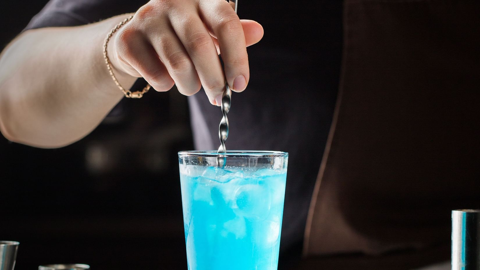 alcohol-alcoholic-beverage-bar-2611816