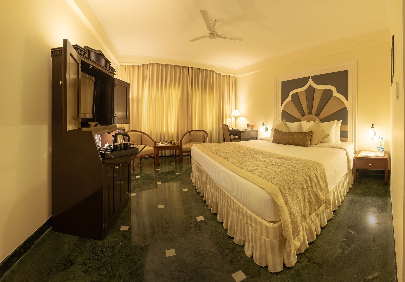 Deluxe Room with a double bed and a television