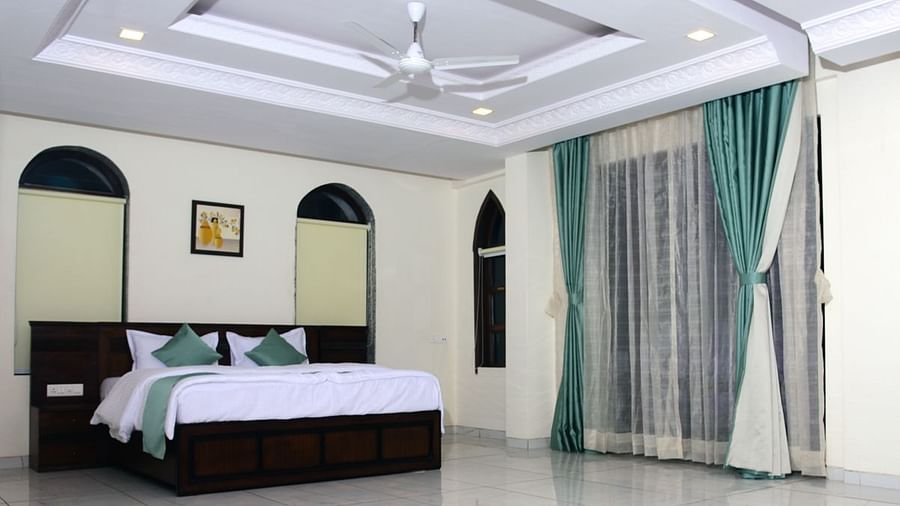 A spacious bedroom with a uniquely designed ceiling and a large bed - VITS ExcellenSea, Dapoli