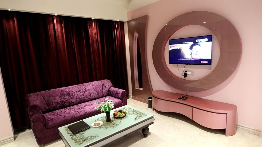 The purple sofa at the Junior Suite - Theme Romantic 1 - Udman Hotel Haridwar